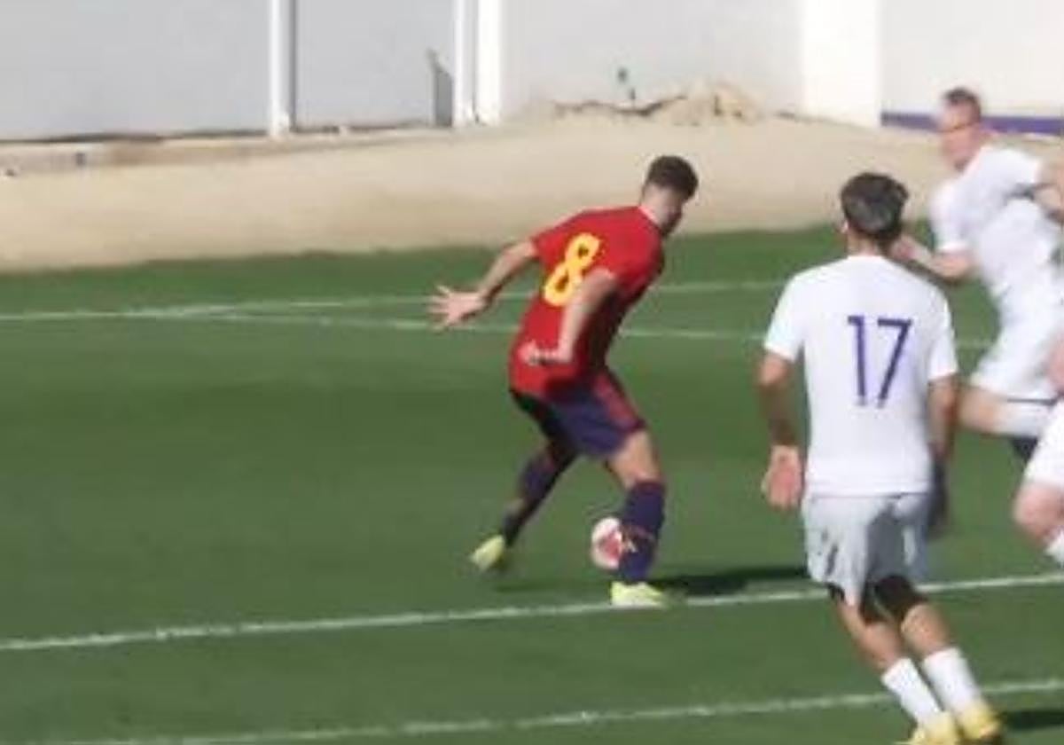 El golazo del jugador del Bilbao Athletic Peio Canales con la selección española sub-19