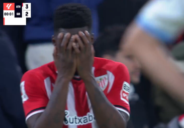 El gesto de Iñaki Williams rezando mientras atendían a un aficionado en la grada