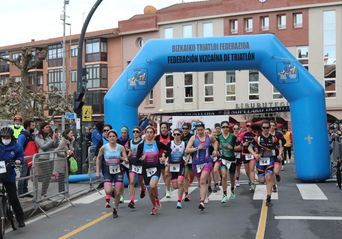 Participantes del duatlón de Sopela, en el que se integra el campeonato adaptado.