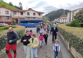 Un grupo de vecinos de Berriatua camina por uno de los barrios del pequeño municipio.