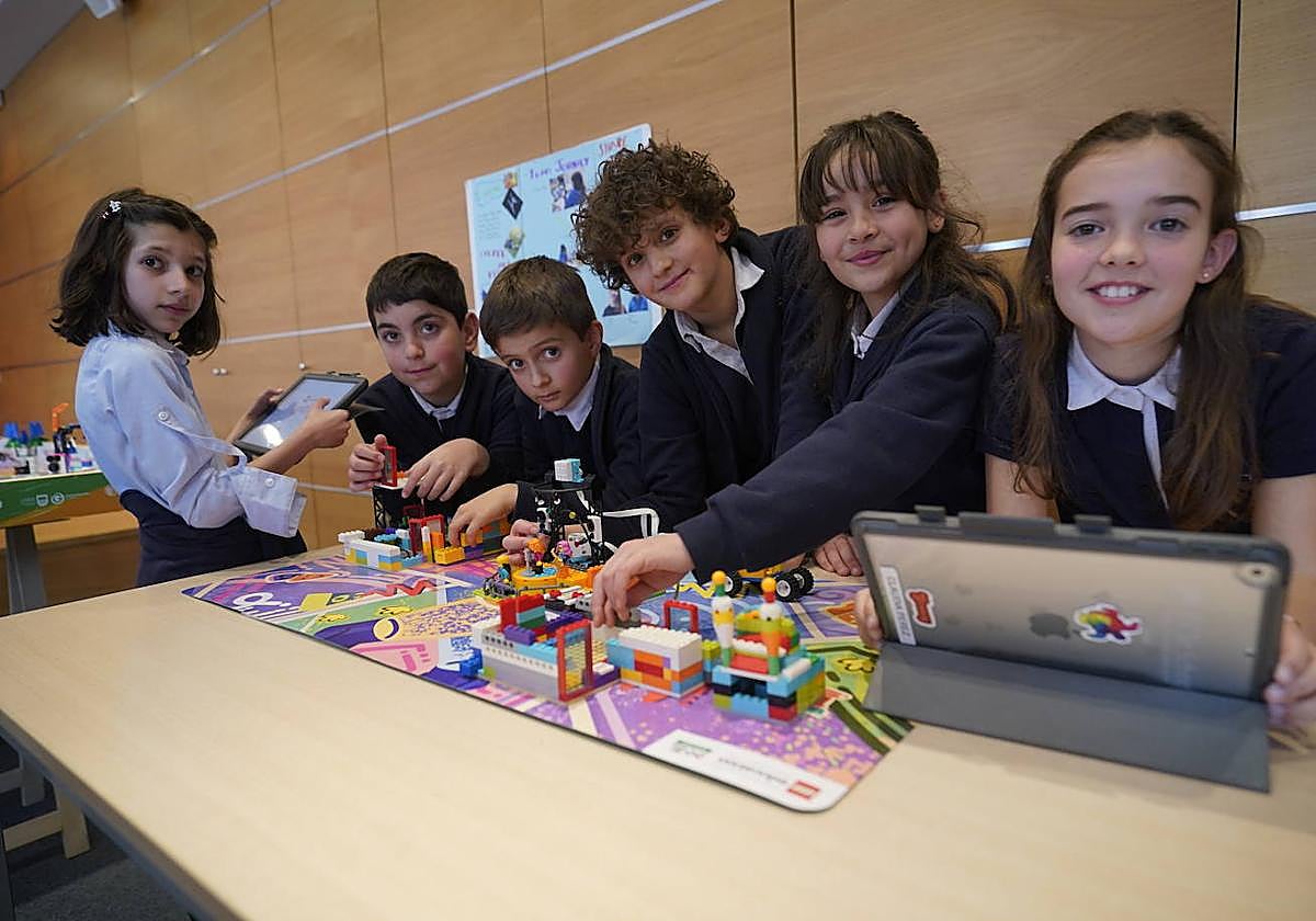 Alumnos de Nclic presentan el proyecto con el que participarán en el concurso.