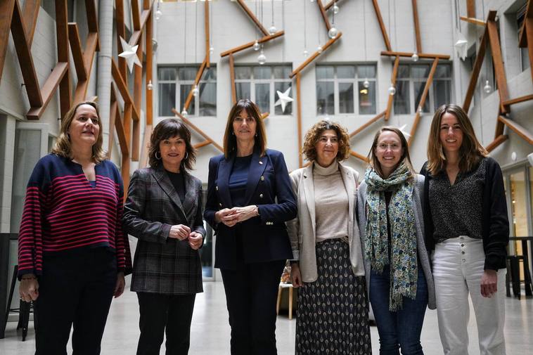 La vicelehendakari Idoia Mendia junto a Laura Gallo, María Goti, Elena Pérez Barredo, Lucía Gorjón y Ainhoa Osés