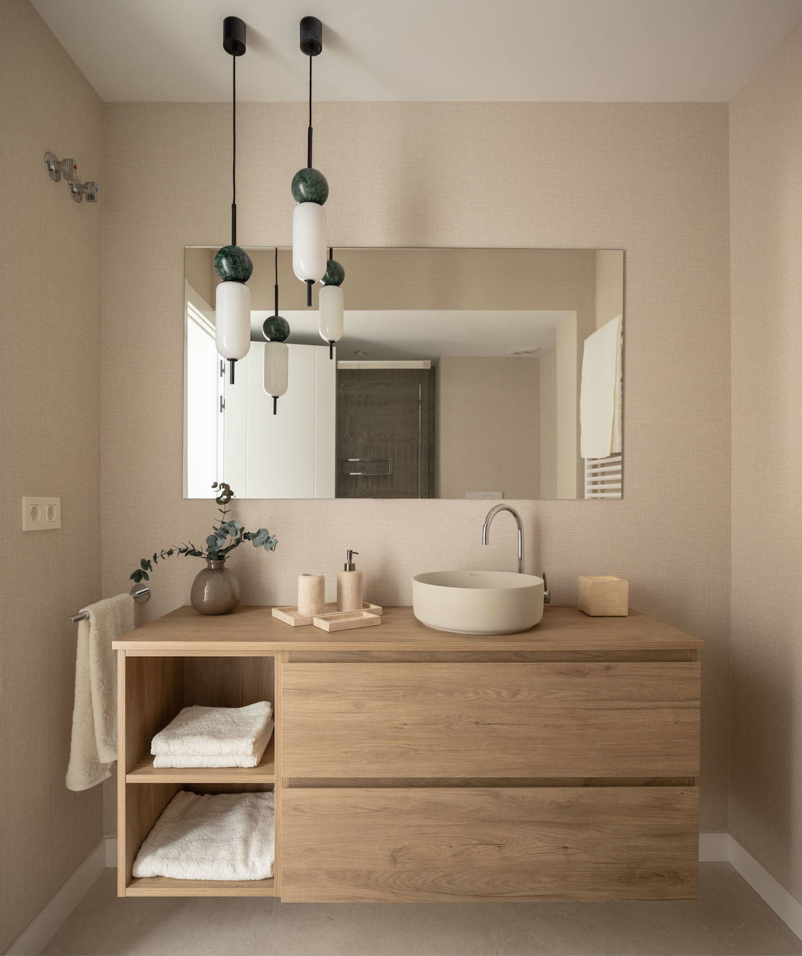 El piso de una pareja joven y su hijo en Mungia ideado para vivir en calma