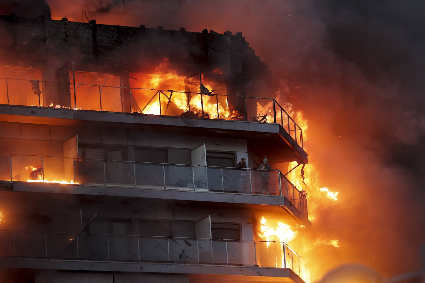 Las imágenes del incendio en un edificio de Valencia