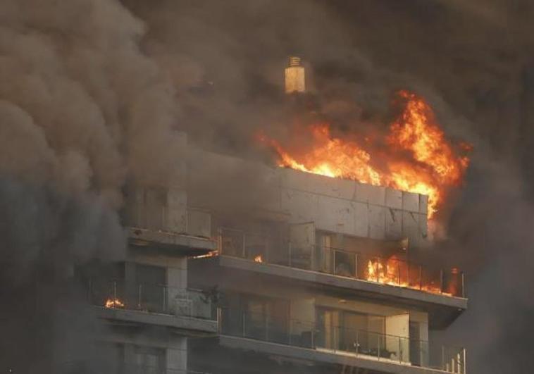 La terrible escena del gran incendio en Valencia: una persona salta al vacío para huir de las llamas