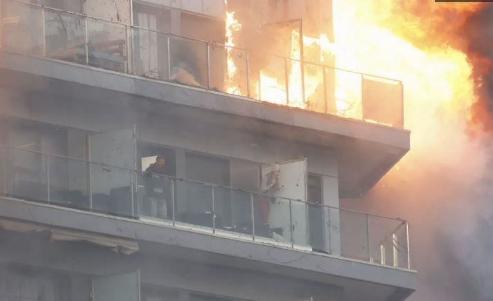 Las imágenes del incendio en un edificio de Valencia