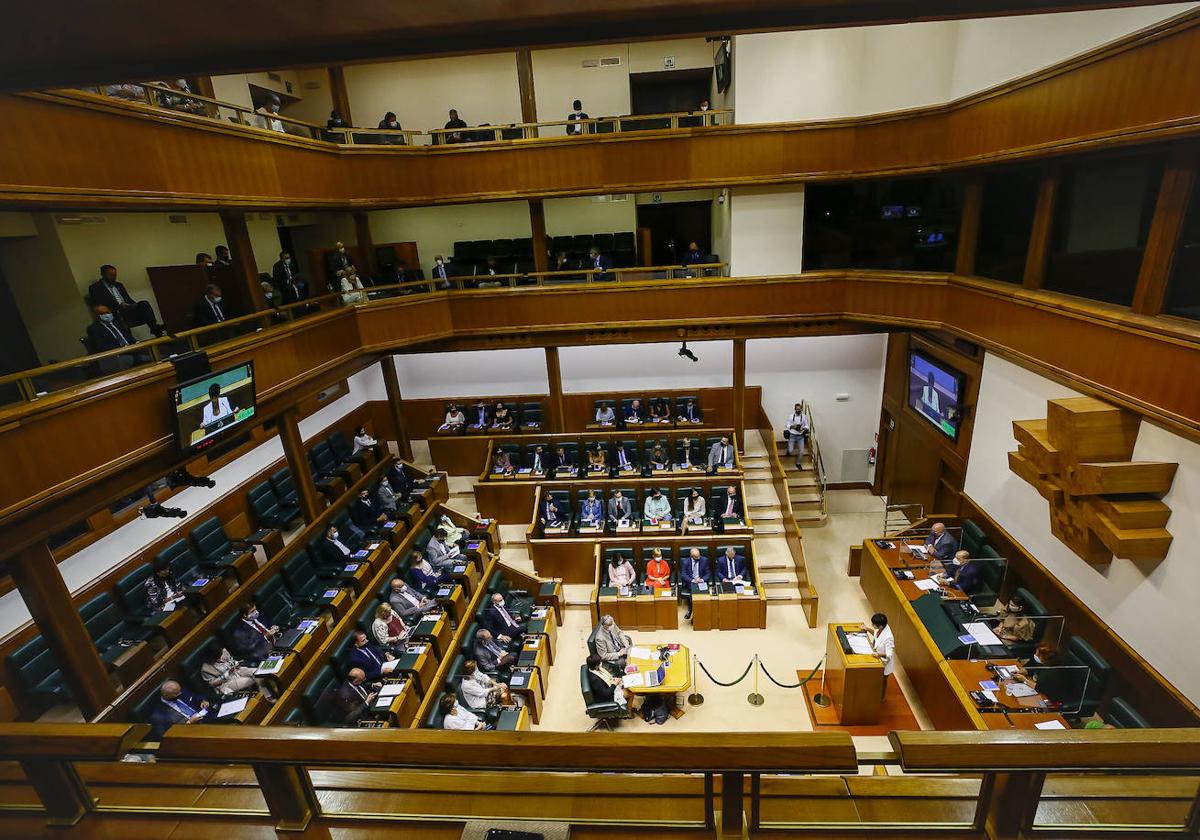 El hemiciclo del Parlamento vasco, durante una sesión de esta legislatura.