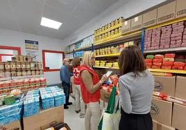 Agustín Herrero junto a la técnica Sonsoles Gortazar y dos voluntarias que ordenan los productos.