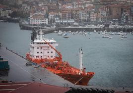 En verano de 2022, la Diputación fletó un barco a Bermeo con agua potable por la sequía.