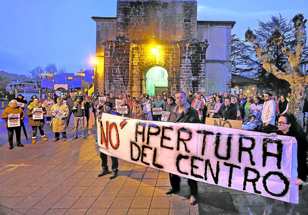 Vecinos de Sopuerta, durante la manifestación de ayer contra la apertura del centro de menores.