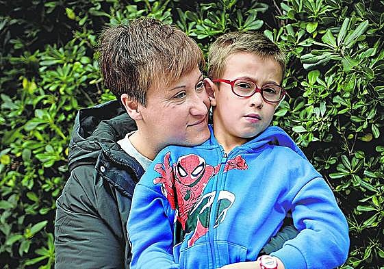 Laura y su hijo Hugo, que estuvo 10 minutos en parada cardiorrespiratoria al nacer.