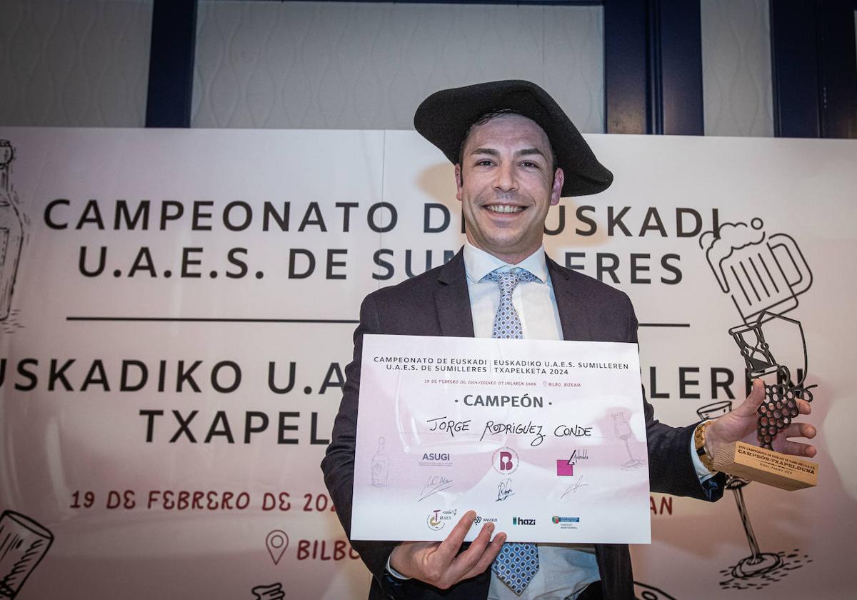 Jorge Rodríguez con la txapela y el diploma de campeón.