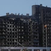 Los dos edificios fantasma del Campanar amanecen sin llamas