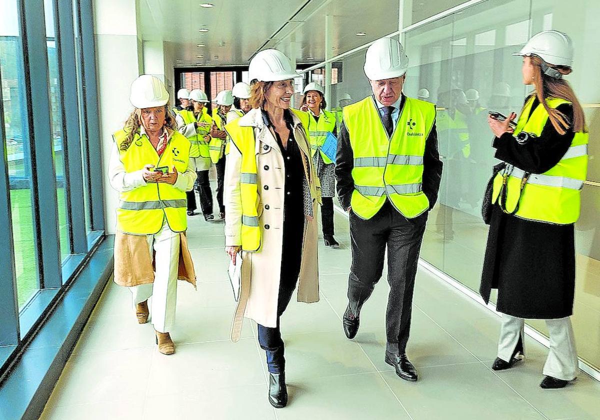 El lehendakari Iñigo Urkullu recorre los pasillos del Centro de Alta Resolución de Zalla, que atenderá a los vecinos de Las Encartaciones.