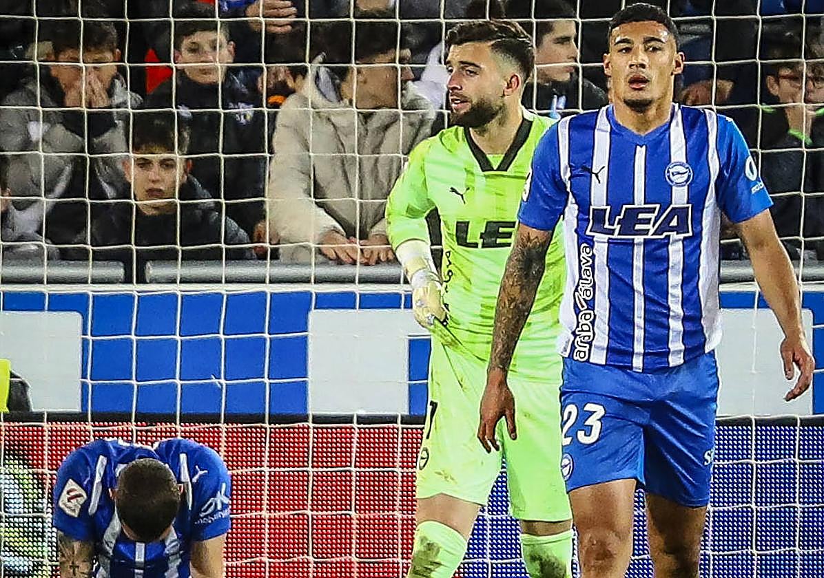 Rafa Marín, Sivera y Benavídez se lamentan tras el gol del Mallorca.