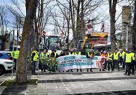 Agricultores y ganaderos alaveses en los aledaños de Mendizorroza, este sábado antes del partido Alavés - Mallorca.