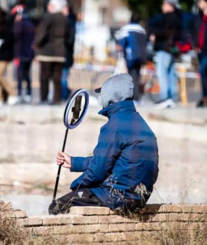 Imagen secundaria 2 - Selfis, curiosos que se llevan trozos de fachada como souvenir... El incendio de Valencia se convierte en una «atracción»