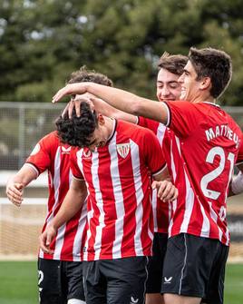 Los rojiblancos felicitan a Olabarrieta nada más marcar un magnífico gol de falta directa.