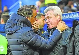 Saludo de Aguirre y Luis García Plaza antes del partido.