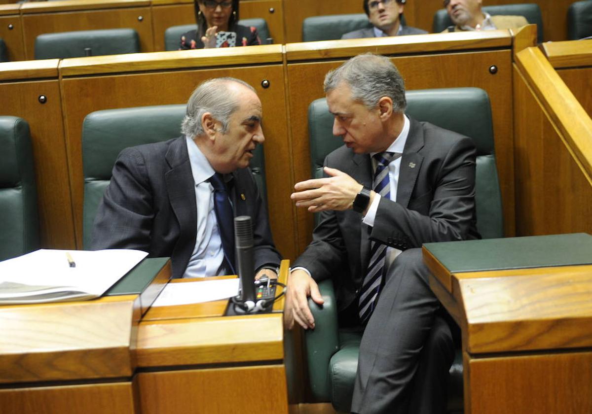 El consejero de Vivienda, Iñaki Arriola (PSE), y el lehendakari, Iñigo Urkullu (PNV), en una foto de archivo.