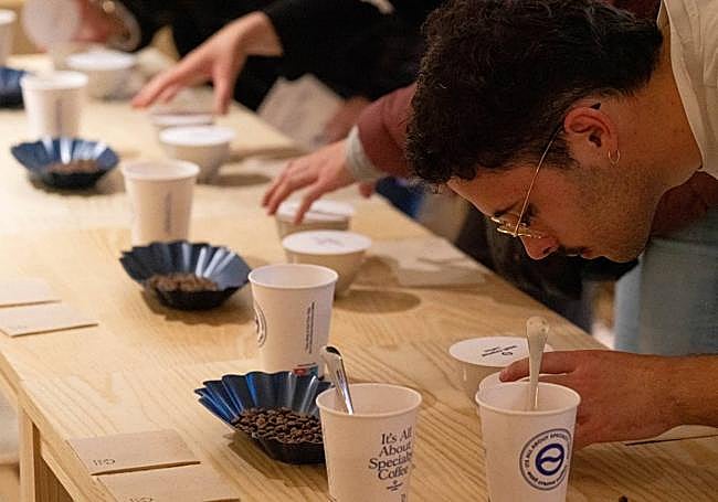 Varias personas en una cata organizada por East Crema Coffee.