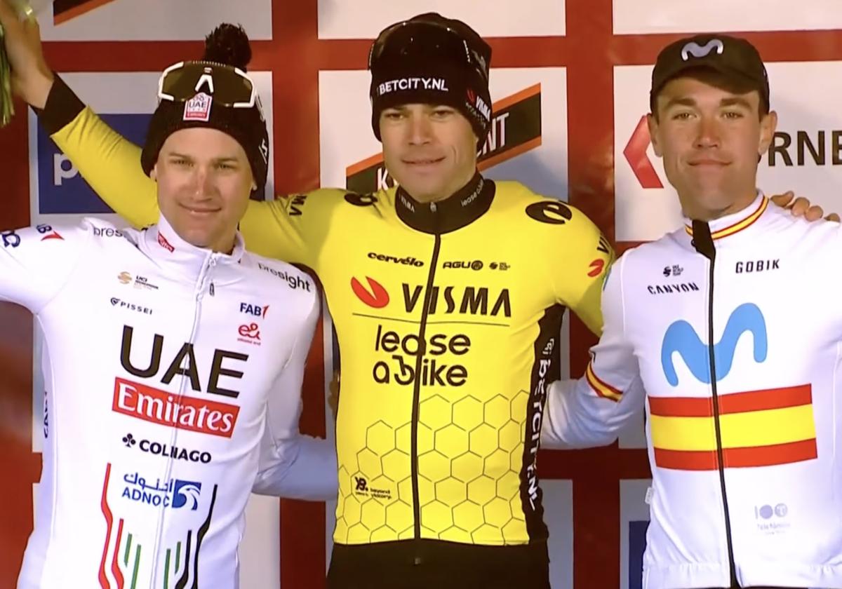 Lazkano, primero por la derecha, en el podium de la Kuurne-Bruselas-Kuurne.