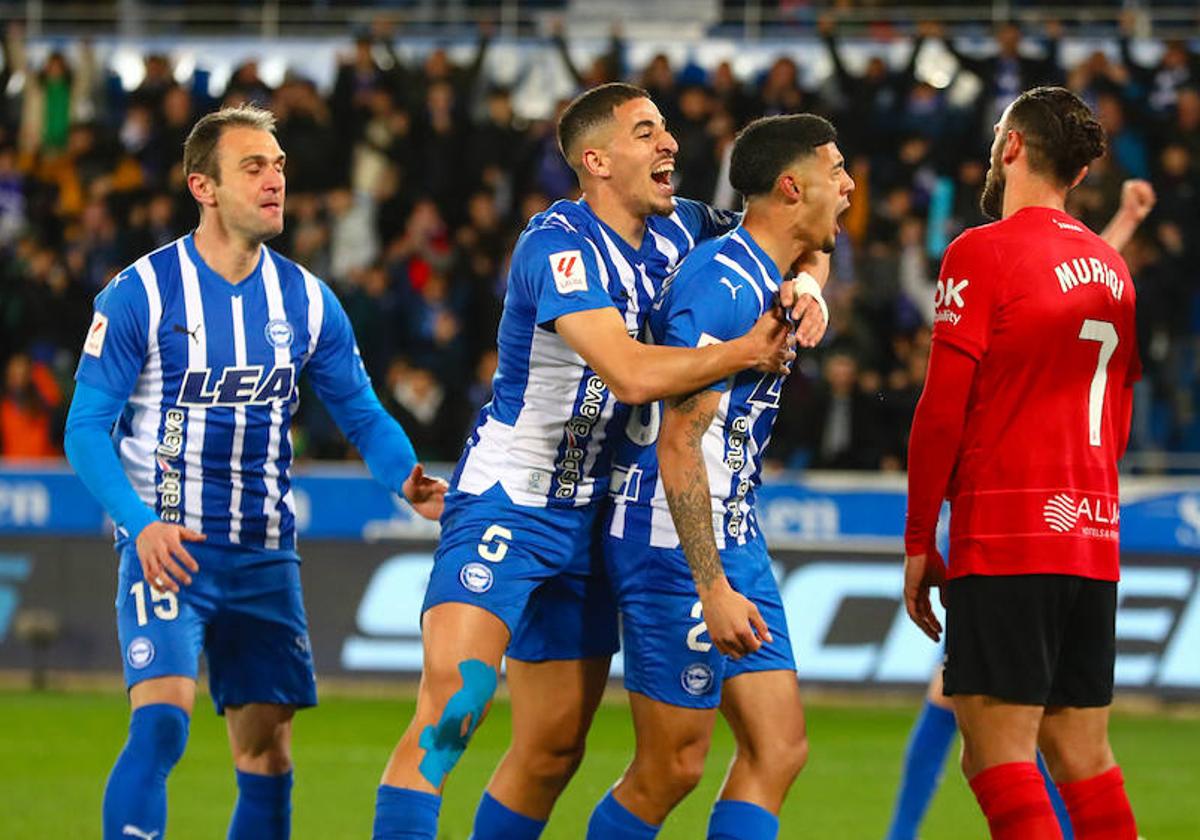 Abqar abraza a Benavídez tras el gol del centrocampista uruguayo contra el Mallorca.