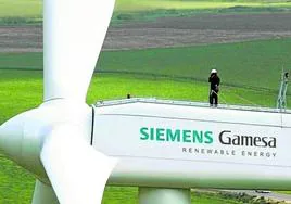 Un técnico lleva a cabo trabajos de revisión en un aerogenerador de Siemens Gamesa.
