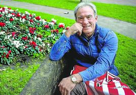 Andoni Goikoetxea posa en el jardín de Ibaigane.