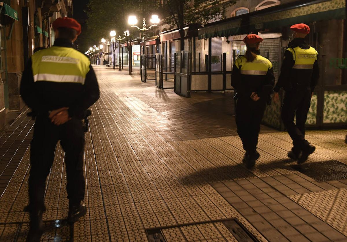 Agentes de la Policía Municipal en el centro de Bilbao.