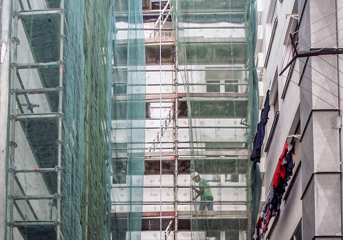 Obras de rehabilitación en un edificio de Vitoria.