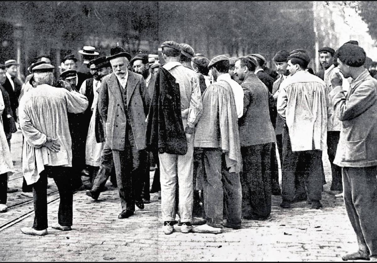 El líder socialista Pablo Iglesias (1), junto a Facundo Perezagua (2), entre un grupo de obreros en la Gran Vía de Bilbao, durante la huelga general de septiembre de 1911.