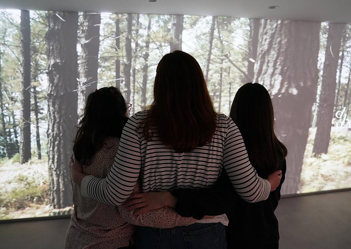 Imagen secundaria 1 - 1. Euskararen historiaren unerik garrantzitsuenak erakutsiko zaizkigu infografia kronologiko baten bidez. 2. Bisitariak karaokean. 3. Euskararen Etxeko sarrera.