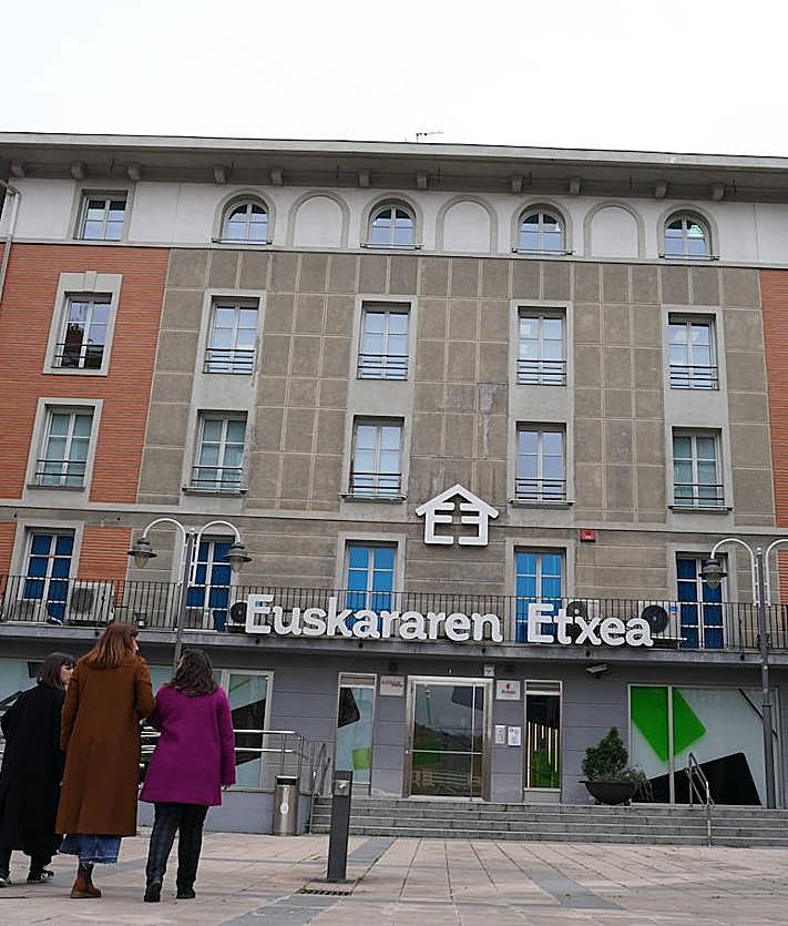 Imagen secundaria 2 - 1. Euskararen historiaren unerik garrantzitsuenak erakutsiko zaizkigu infografia kronologiko baten bidez. 2. Bisitariak karaokean. 3. Euskararen Etxeko sarrera.