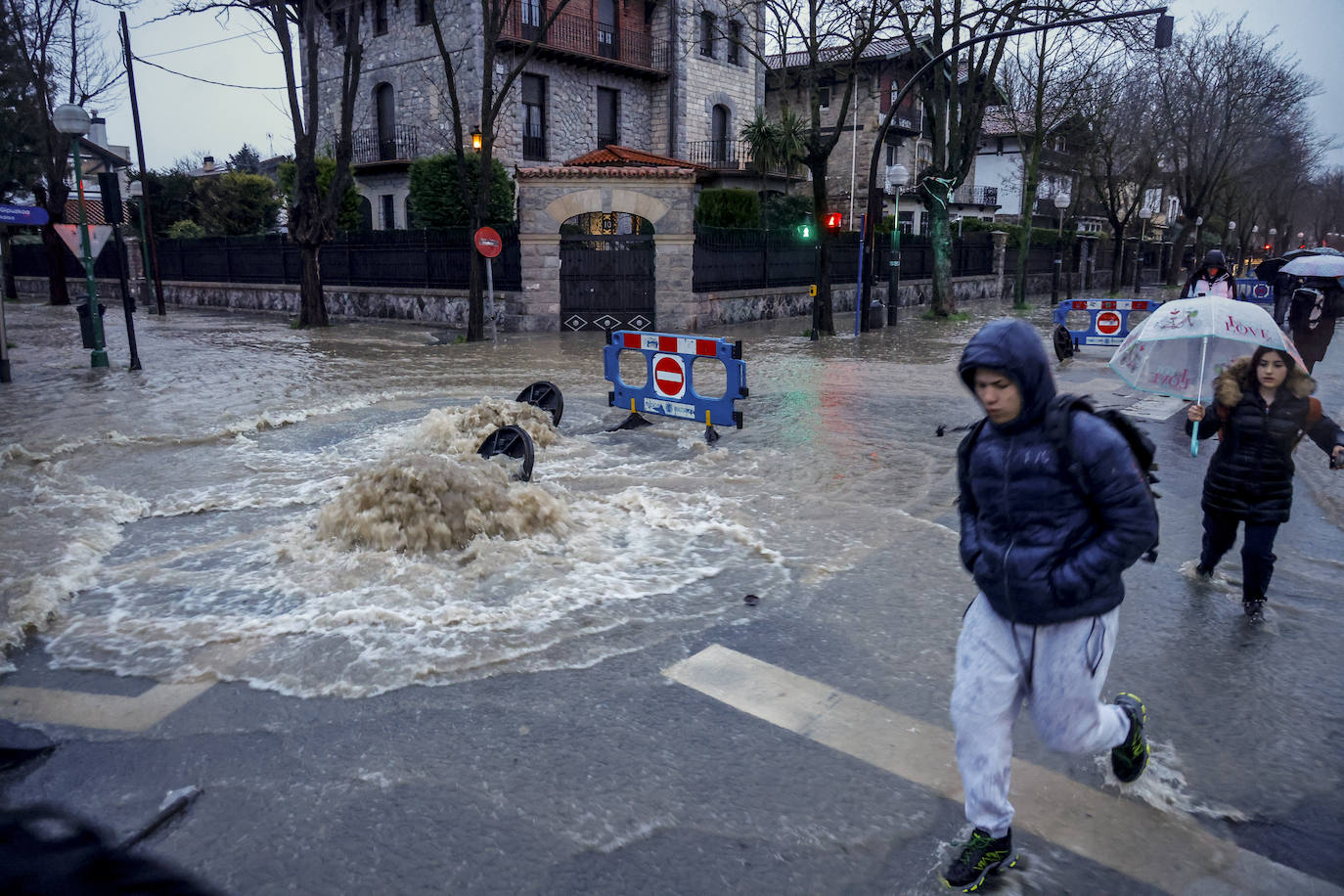 El agua sale por las alcantarillas en un cruce de la calle Salbatierrabide