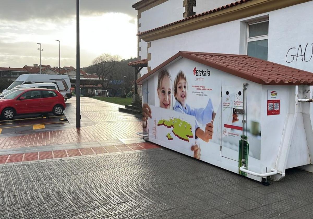 El depósito está situado en el centro, junto a la iglesia de Sopela.