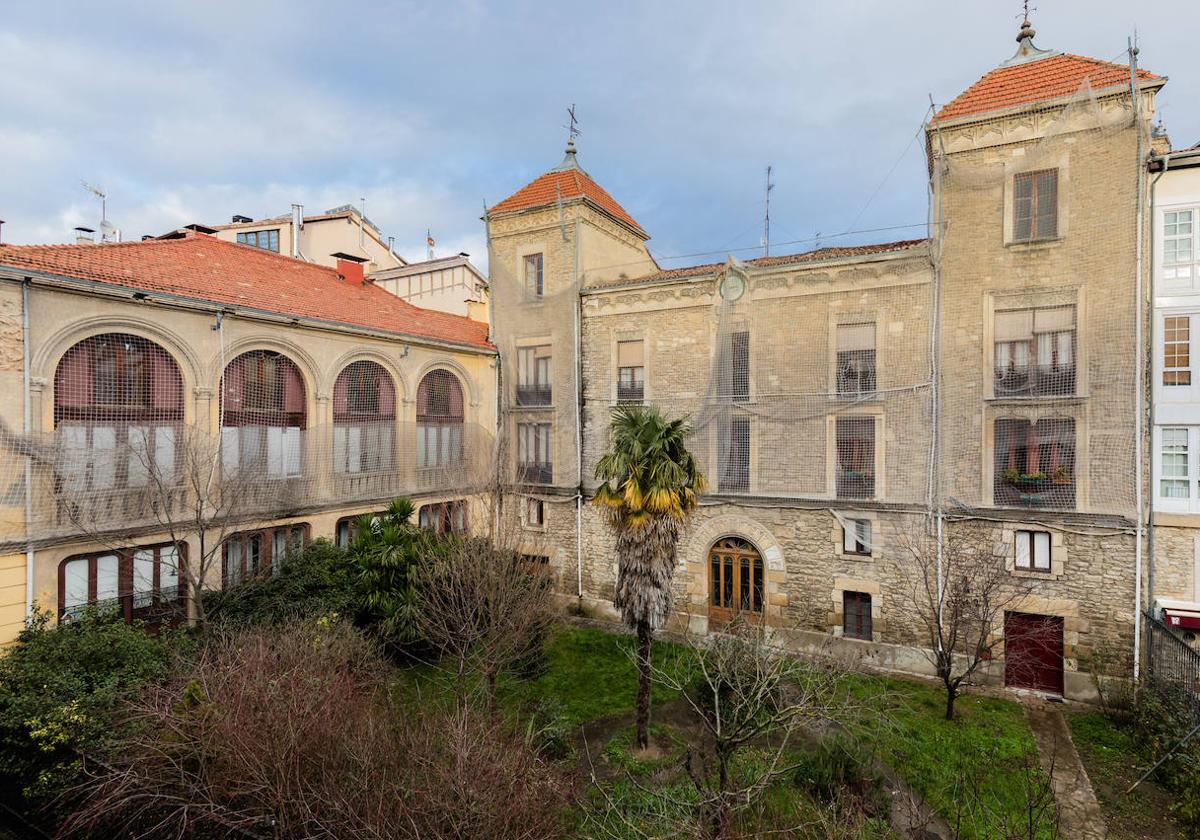 Una red protectora cubre el palacio ante posibles desprendimientos.