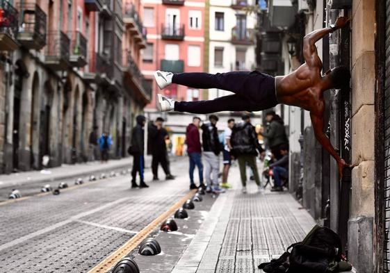 ¿Qué hace ese hombre colgado de una pared en Bilbao?