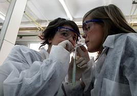 Dos estudiantes practican en un laboratorio.