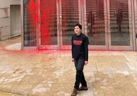Ecologistas radicales arrojan pintura al Guggenheim en protesta por el proyecto de Urdaibai