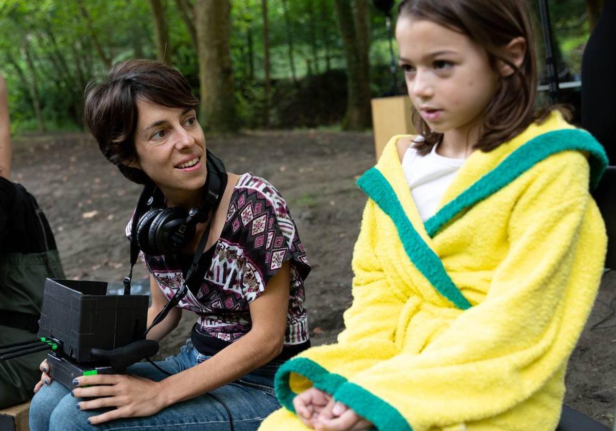 La directora Urresola junto la niña Sofía Otero, ganadora del premio a mejor actriz en la Berlinale.