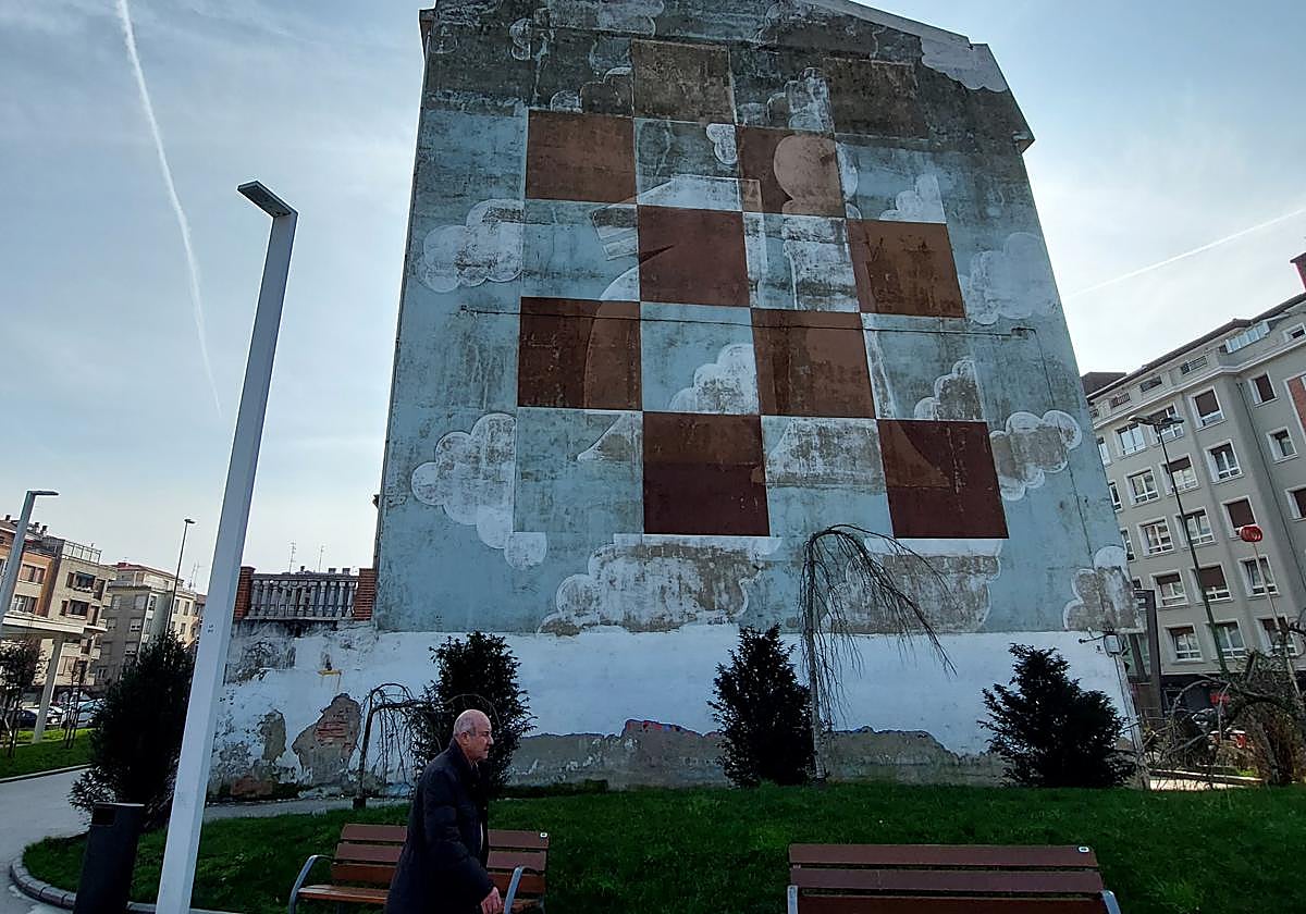 Un vecino transita por la plaza que coloquialmente se conoce con el nombre del mural.