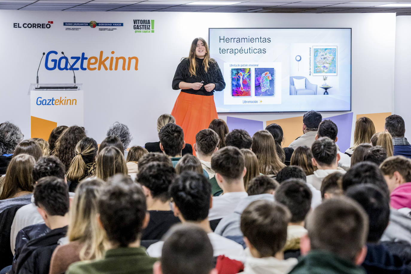 María Hernán, de la tienda de regalos online 'Kalmma', habla de su experiencia como emprendedora ante la joven audiencia.