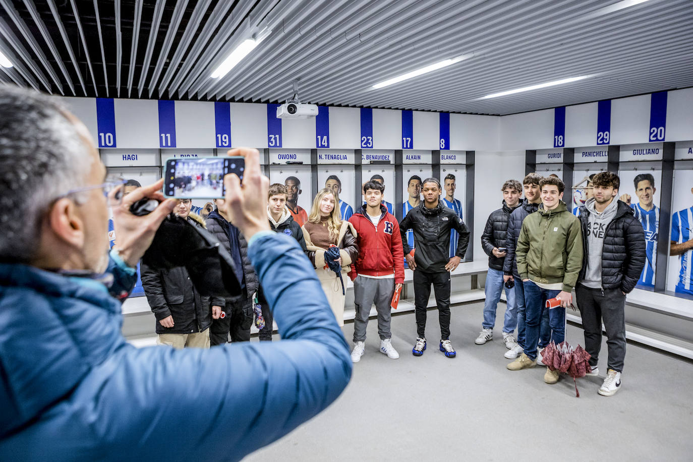 Varios estudiantes de Marianistas posan para una fotografía en el interior del vestuario del Deportivo Alavés en Mendizorroza.