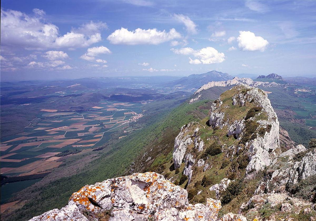 Vista aérea de la zona montañosa sobre la que se ha generado el debate en cuanto a su denominación como Sierra de Cantabria o de Toloño.