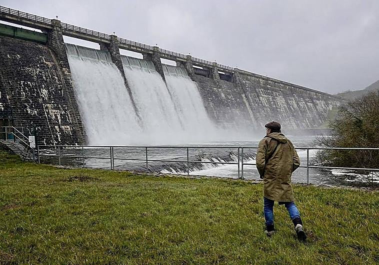El embalse de Ullibarri-Gamboa ya ha abierto tres de sus compuertas.