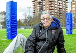 Roberto Corres, a ras del césped del campo de rugby donde se ejercita el Gaztedi.