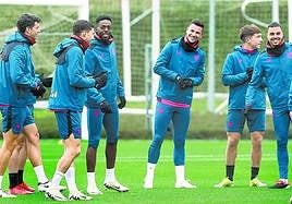 Los jugadores del Athletic, distendidos en el inicio del entrenamiento de ayer en Lezama.