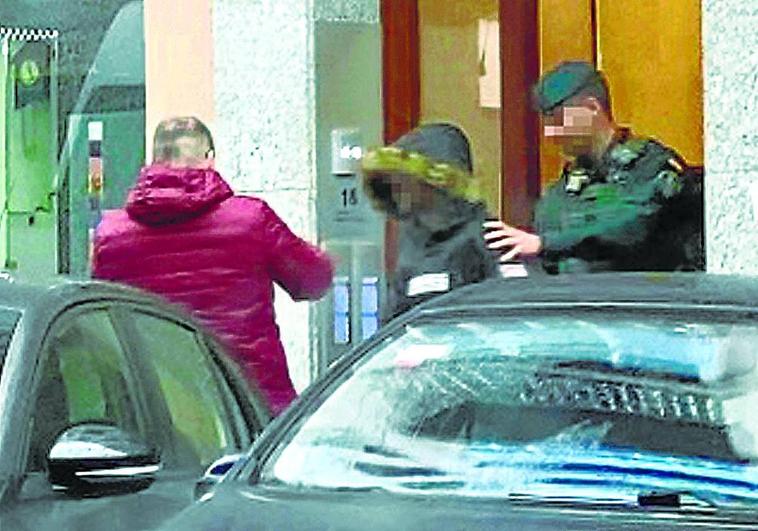 Agentes del instituto armado se llevan a uno de los supuestos integrantes de los Trinitarios.