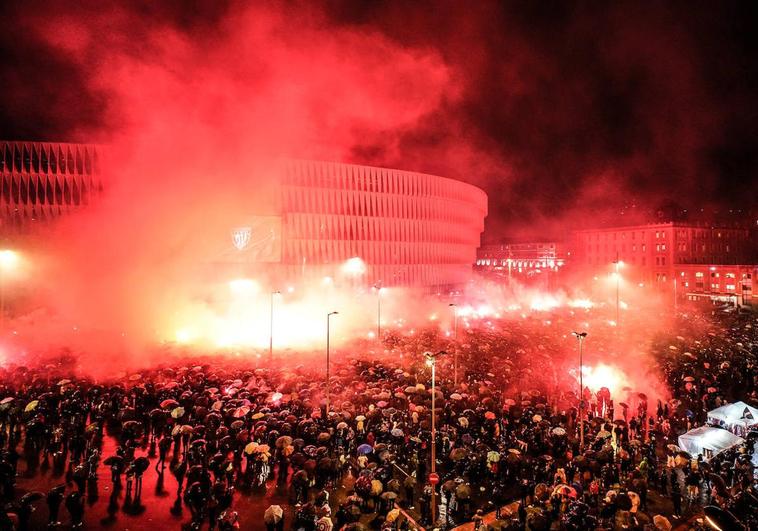 Así fue el espectacular recibimiento al Athletic con bengalas, cánticos y bufandas en alto